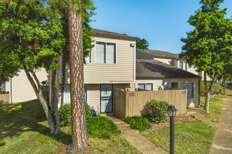 Village of Sycamore Ridge in Memphis, TN - Foto de edificio - Building Photo