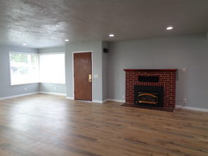 401 Pecks Dr in Everett, WA - Building Photo - Building Photo