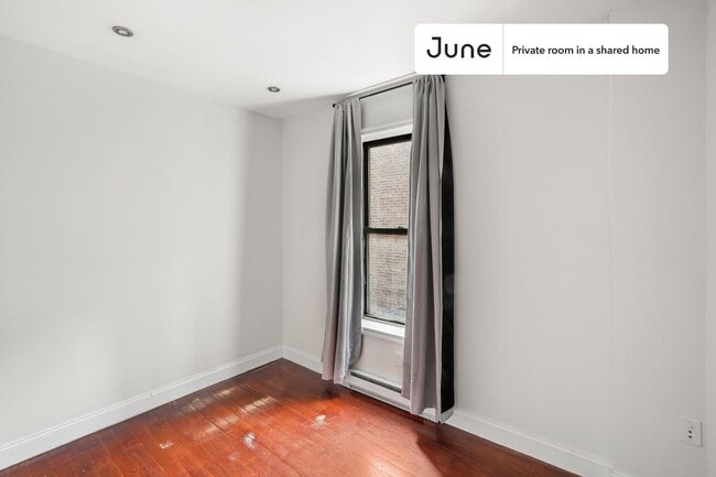 Private bedroom in 3 bed/2 bath Home in New York, NY - Building Photo - Building Photo