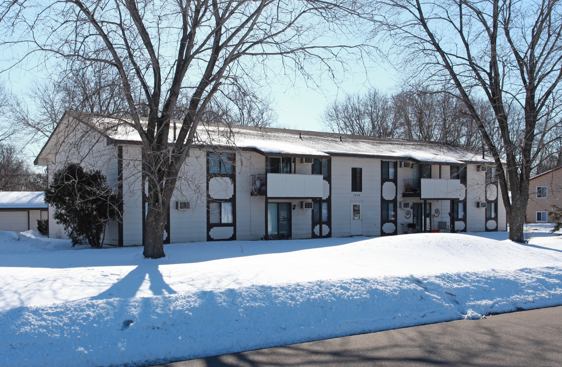 7240 W River Rd in Brooklyn Center, MN - Building Photo