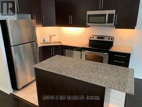 223-2223 Webb Dr in Mississauga, ON - Building Photo - Building Photo