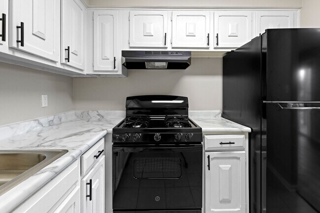 The Cedars Apartment Homes in Indianapolis, IN - Foto de edificio - Building Photo