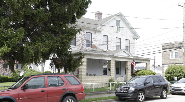 220 Miller St in Latrobe, PA - Foto de edificio - Building Photo