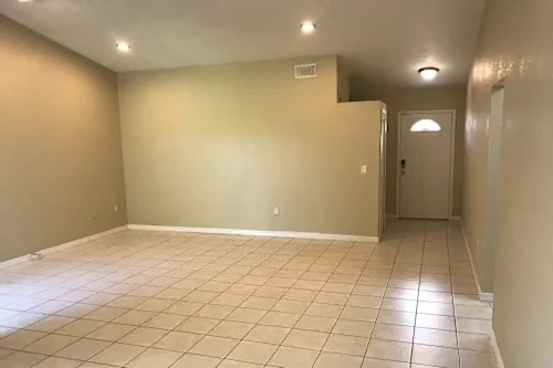 211 NW 187th Ave in Pembroke Pines, FL - Foto de edificio - Building Photo