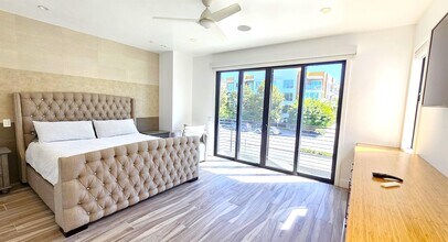 237 1st St in Huntington Beach, CA - Building Photo - Building Photo