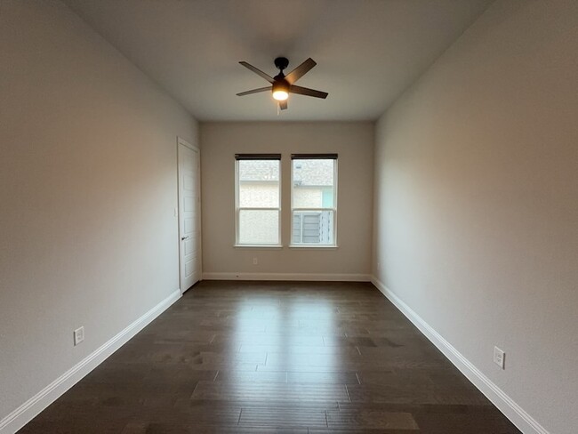 7021 Lookout Ln in Aubrey, TX - Foto de edificio - Building Photo