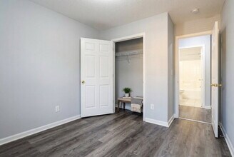 385 Brookview Dr in Riverdale, GA - Building Photo - Building Photo