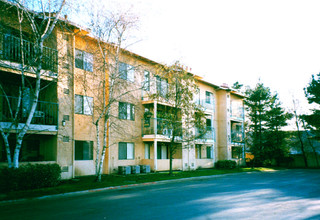 Creekside Village Senior Apartments in Sacramento, CA - Foto de edificio - Building Photo