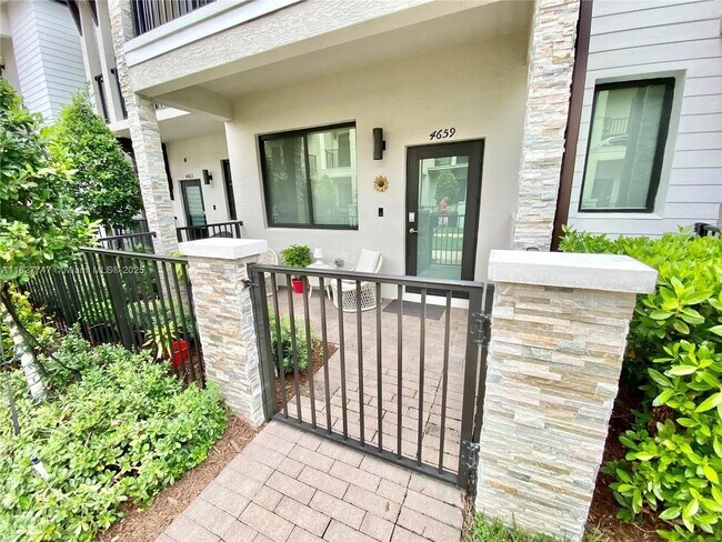 4659 NW 83rd Path in Doral, FL - Building Photo - Building Photo