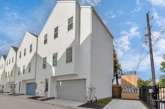 2007 Bauer Dr in Houston, TX - Building Photo - Building Photo