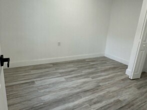 901 NW 46th St in Miami, FL - Foto de edificio - Building Photo