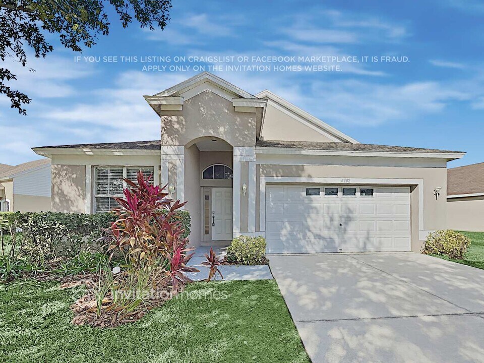 6402 Bridgecrest Dr in Lithia, FL - Building Photo