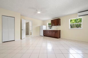 1001 NW 116th St, Unit Studio in Miami, FL - Building Photo