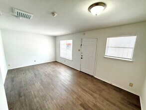 703 West Summit Ave in San Antonio, TX - Building Photo - Interior Photo