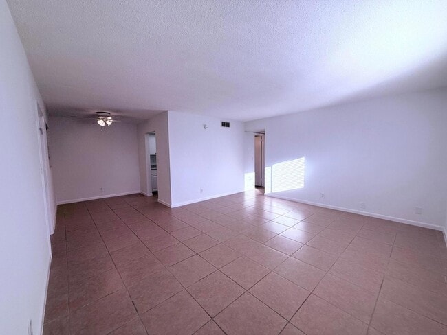 402 Lake Shore Dr in Lake Park, FL - Foto de edificio - Building Photo