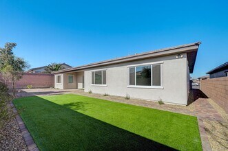 555 Jerry Bird Ct in Las Vegas, NV - Building Photo - Building Photo
