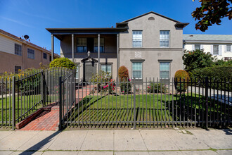 913 S Wilton Pl in Los Angeles, CA - Foto de edificio - Building Photo