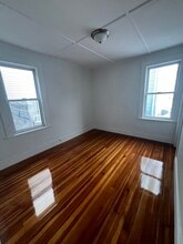 83 1/2 Summer St, Unit 2 in Salem, MA - Foto de edificio - Building Photo