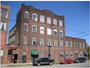 4059 St. Clair Ave in Cleveland, OH - Building Photo - Building Photo