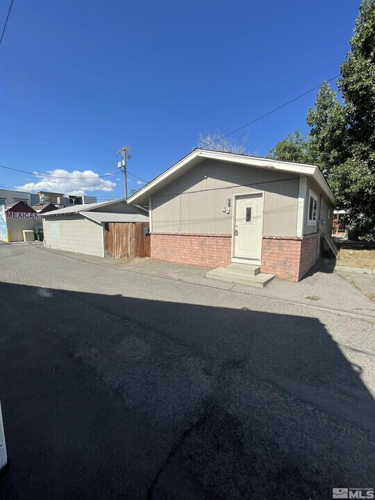42 Caliente St in Reno, NV - Building Photo