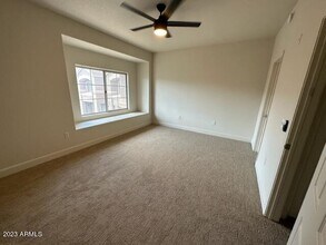 4455 N Paradise Vlg Pkwy S-Unit -1067 in Phoenix, AZ - Building Photo - Building Photo