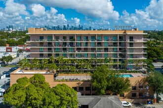 Coral Pointe Condo in Miami, FL - Foto de edificio - Building Photo