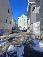 181 Reynolds Ave in Providence, RI - Foto de edificio - Building Photo