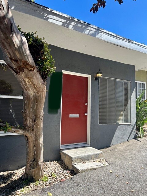 952 1/2 Hyperion Ave, Unit 952 and a half in Los Angeles, CA - Building Photo