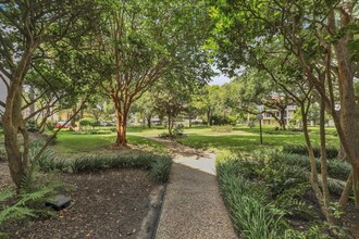 351 Lakeside Ln in Houston, TX - Building Photo - Building Photo