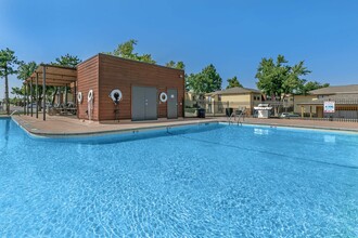 Quail Lakes Apartments in Oklahoma City, OK - Foto de edificio - Building Photo