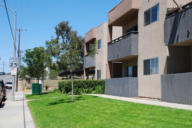 Villa Pacific Apartments in Oceanside, CA - Foto de edificio - Building Photo