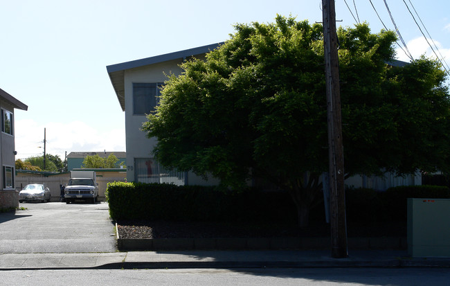 70 Buckingham Ave in Redwood City, CA - Foto de edificio - Building Photo
