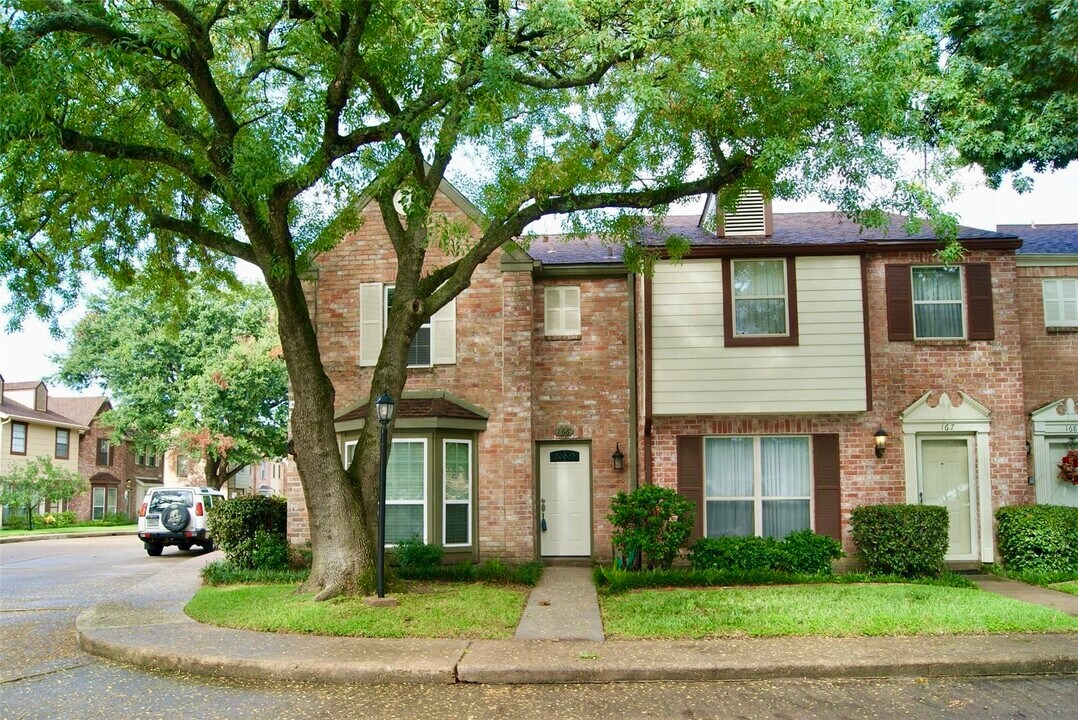 5801 Lumberdale Rd in Houston, TX - Foto de edificio