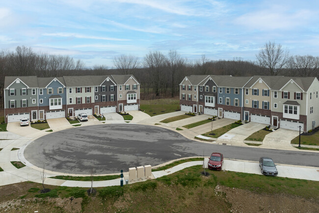 4003 N Steels Cir in Cuyahoga Falls, OH - Building Photo - Building Photo