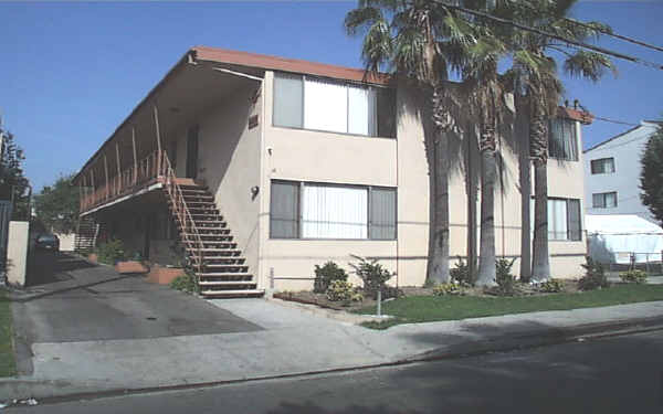 5255 Harmony Dr in North Hollywood, CA - Foto de edificio