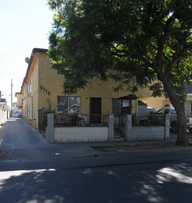 6118 Aldama St in Los Angeles, CA - Foto de edificio - Building Photo