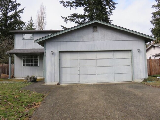 17322 12th Ave E in Spanaway, WA - Foto de edificio - Building Photo