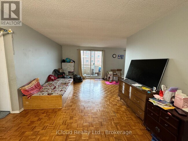 3555 Derry Rd E in Mississauga, ON - Building Photo - Building Photo