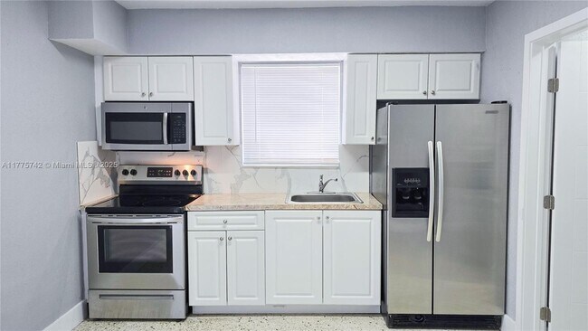 355 W 10th St in Hialeah, FL - Building Photo - Building Photo