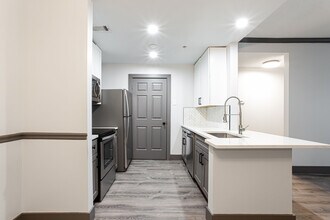 1074 Peachtree Walk NE, Unit B115 in Atlanta, GA - Foto de edificio - Building Photo