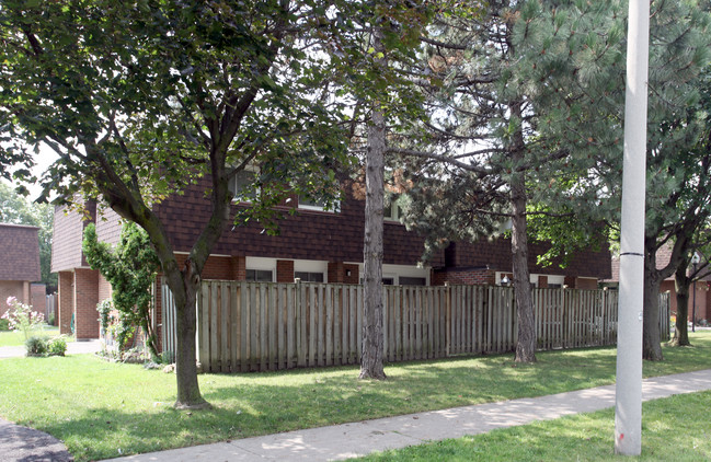 436 Silverstone Dr in Toronto, ON - Building Photo - Building Photo