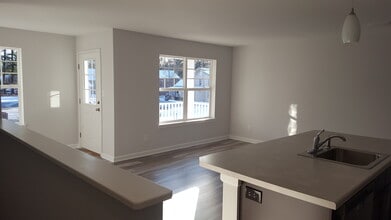 464 Maple Ave in Saratoga Springs, NY - Foto de edificio - Building Photo