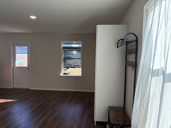 10310 Glimmer in Converse, TX - Foto de edificio - Building Photo