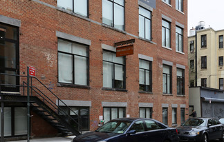 137-43 N 10th St in Brooklyn, NY - Foto de edificio - Building Photo