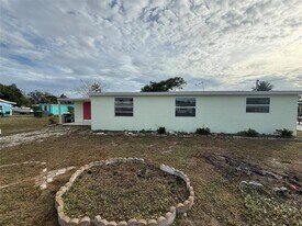 1149 Brown St in Englewood, FL - Building Photo