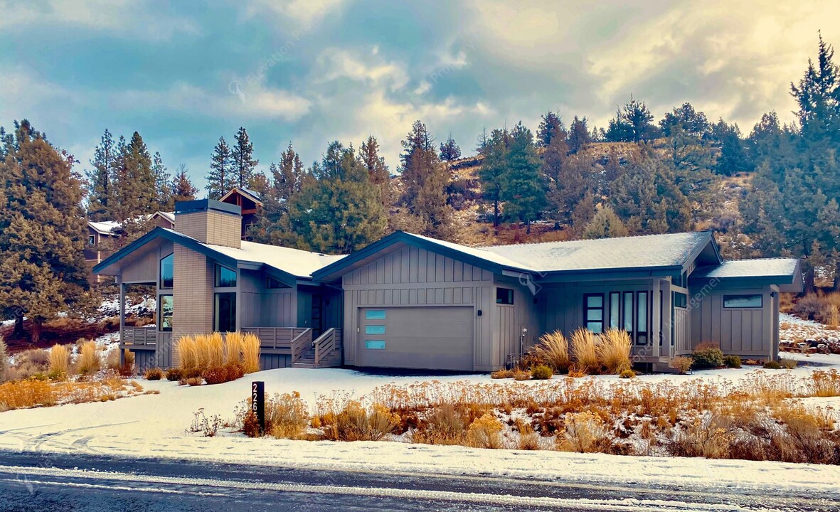 2265 NW Putnam Rd in Bend, OR - Foto de edificio