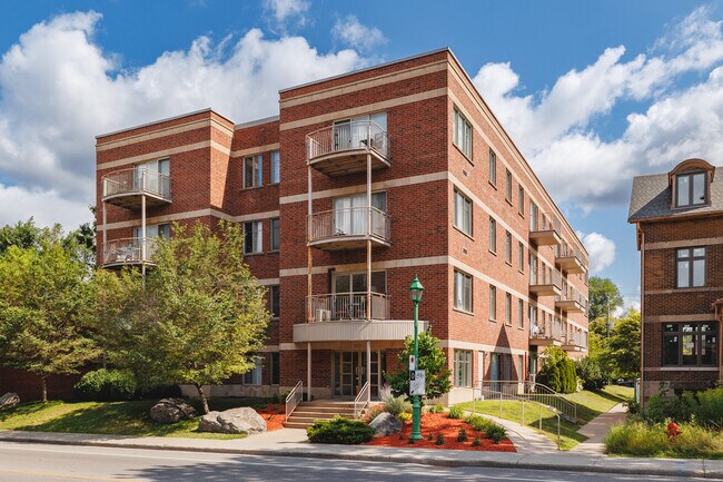 905 Montréal Av in St. Laurent, QC - Building Photo - Primary Photo