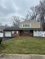 29 Hendrick Ave in Glen Cove, NY - Building Photo