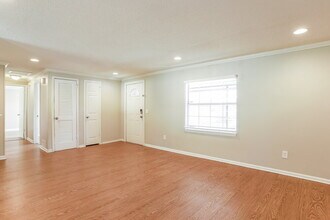 7527 Springer Pl in Jacksonville, FL - Foto de edificio - Building Photo