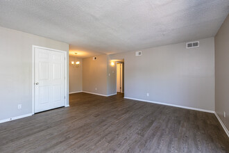 Riviera Apartments in Kansas City, MO - Foto de edificio - Interior Photo